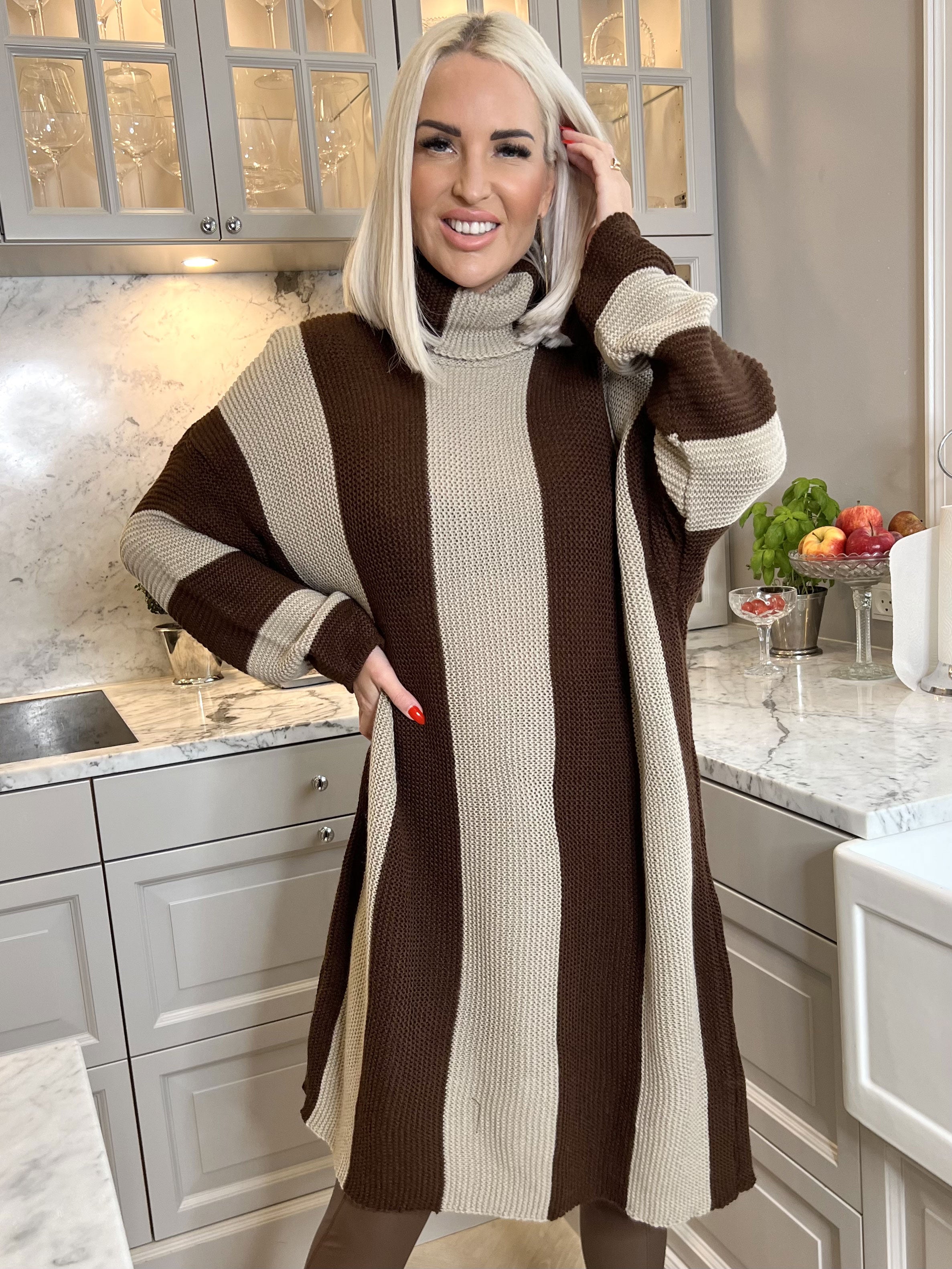 Alitta - Stribet strikkjole med rullekrave